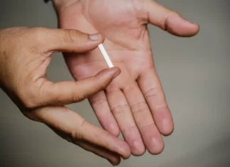 Entenda o que é o chip da beleza condenado por entidades médicas