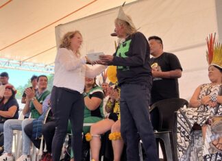 Cacique Raoni recebe carta do rei britânico Charles III