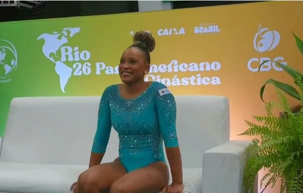 Rebeca conquista ouro no salto em seu retorno