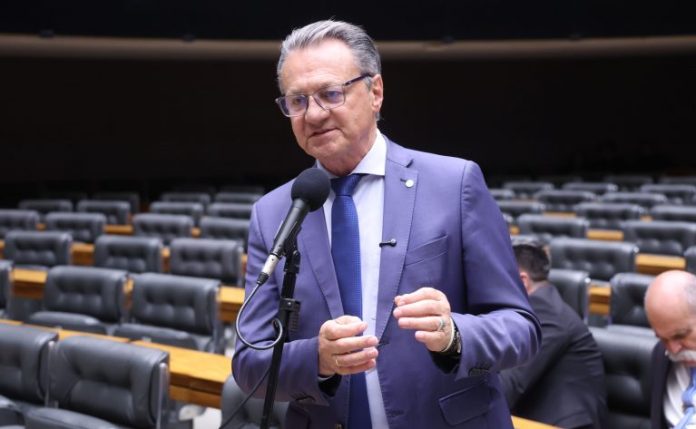 Reeleição de Lula e viagem de Flávio Bolsonaro aos EUA repercutem no Plenário