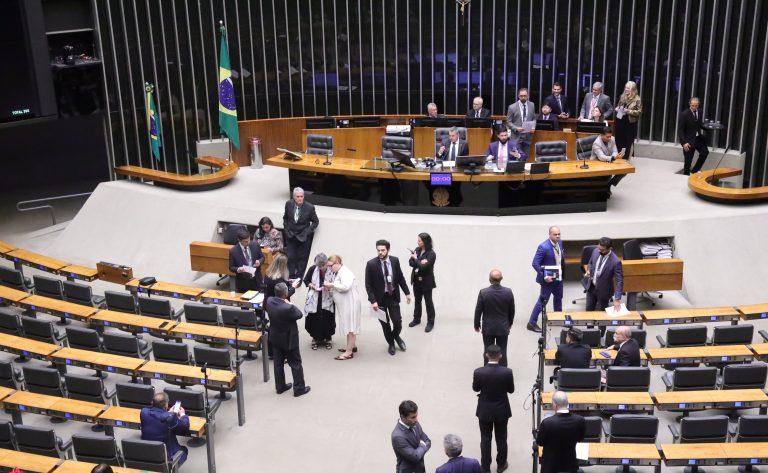 Discussão e votação de propostas legislativas.