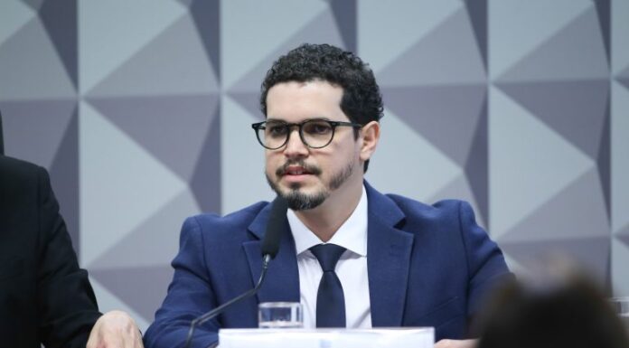 Relator da CPMI do INSS acusa advogado de intermediar propina em fraudes previdenciárias Relator da CPMI do INSS acusa advogado de intermediar propina em fraudes previdenciárias