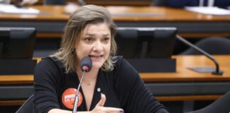 Relator promete para a próxima semana parecer sobre piso salarial de funcionários de escolas Relator promete para a próxima semana parecer sobre piso salarial de funcionários de escolas