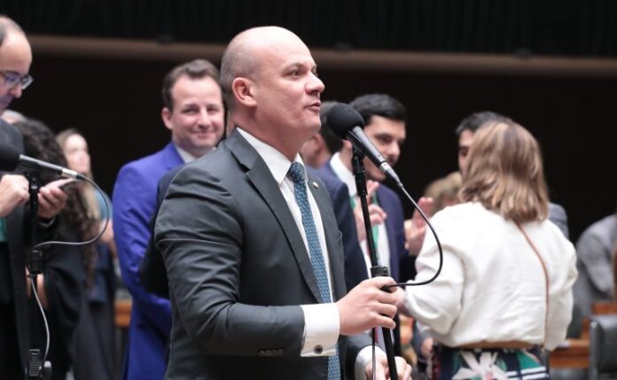 Repasse de recursos de Vorcaro a Flávio Bolsonaro reforça pressão por CPI do Banco Master