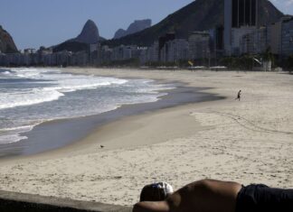 Mutirão retira mais de 100 quilos de lixo da orla do Rio de Janeiro