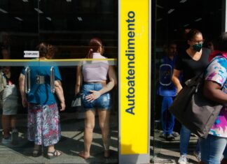 Bancos reabrem após feriado de carnaval