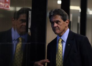Roberto Jefferson deixa a prisão com tornozeleira eletrônica