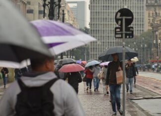 Chuvas em São Paulo arrastam carro e deixam pessoas ilhadas