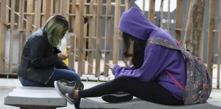 Saiba como redes de ensino que proíbem celulares aplicam as regras