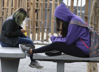 Educadores apoiam possível restrição ao uso de celulares nas escolas
