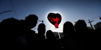 Presas reencontram famílias em saidinha entre sorrisos e lágrimas