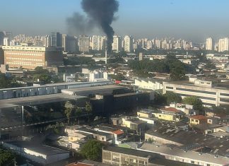 Avião cai em avenida de São Paulo e deixa feridos; 2 pessoas morreram