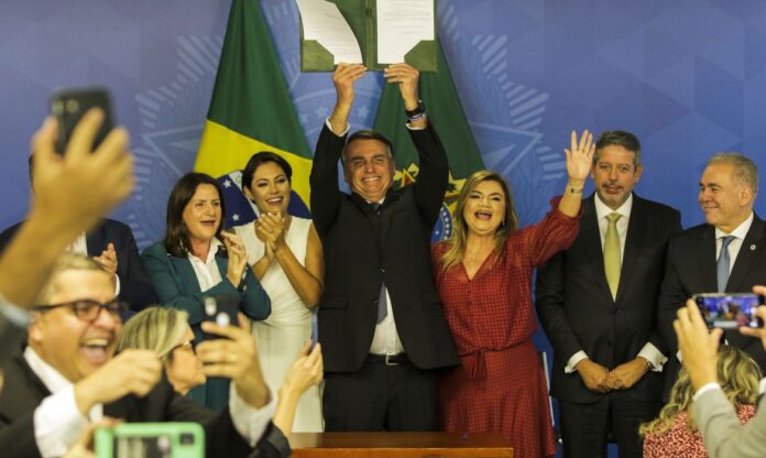 saude_jair_bolsonaro_piso_enfermeiros_fcpzzb_abr_0408221338