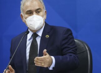 Ministro relaciona aumento de casos de covid-19 a festas de fim de ano