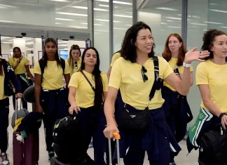 Seleção de vôlei e delegação brasileira de judô desembarcam em Paris