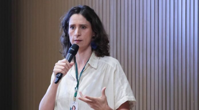 Seminário discute futuro das rádios legislativas e atrai cidades interessadas na implantação de emissoras Seminário discute futuro das rádios legislativas e atrai cidades interessadas na implantação de emissoras