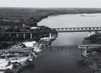 Resgatado corpo em cabine de caminhão submerso após queda de ponte