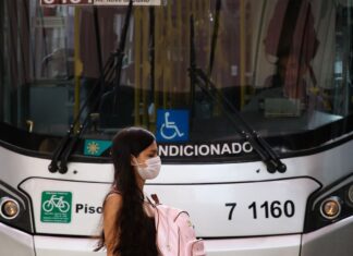 Fiocruz considera prematura retirada de máscaras e passaporte