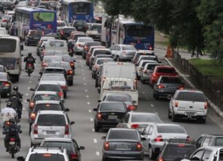 Motorista encontra lentidão em rodovias paulistas nesta segunda-feira