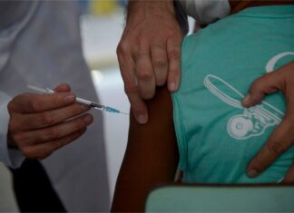 Técnica diz que foi orientada a aplicar vacinas que iriam vencer
