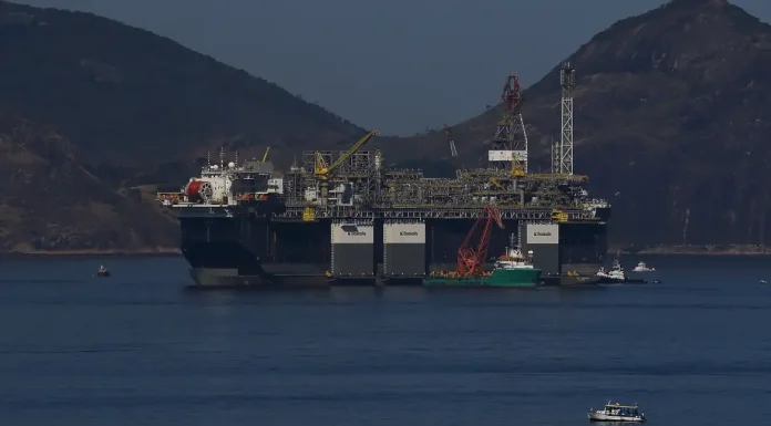Transpetro contrata nove navios para descarregar óleo de plataformas