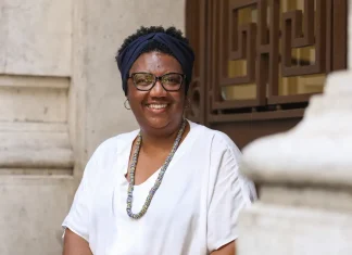 “Brasil não se enxerga no espelho”, diz artista negra Rosana Paulino