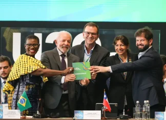 Paes entrega a Lula documento com 36 demandas de prefeitos do U20
