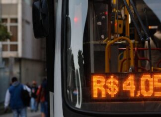 Universitários ocupam prefeitura do Rio e cobram volta do passe livre