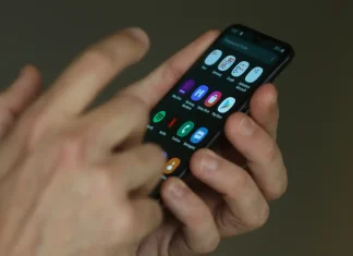 Oito em cada 10 adultos defendem a proibição de celulares em escolas