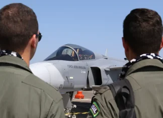 Caça adquirido pelo Brasil surpreende F-15 dos EUA em combate simulado