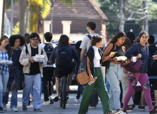 Trabalho de casa e filhos afastam jovens negras do emprego e do estudo