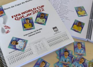 Pessoas com deficiência visual ganham álbum da Copa em braille