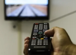Presença de TV diminui e 42,1% dos lares com o aparelho têm streaming