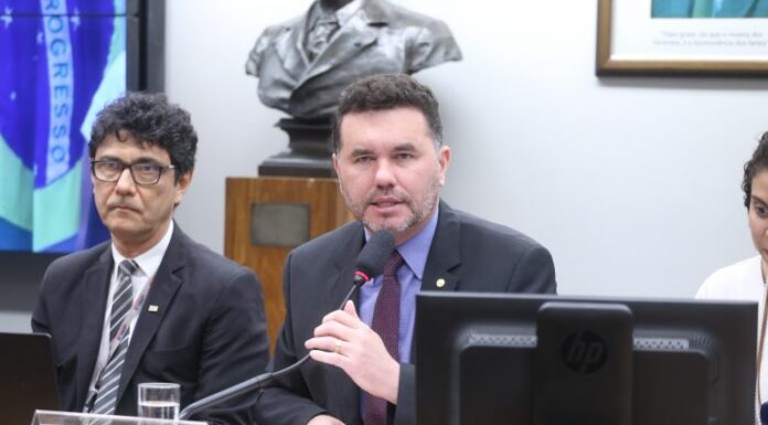 Universidades e estudantes cobram orçamento para atingir metas do novo Plano Nacional de Educação Universidades e estudantes cobram orçamento para atingir metas do novo Plano Nacional de Educação