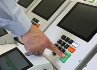 TSE volta a proibir celular, mesmo desligado, na cabine de votação