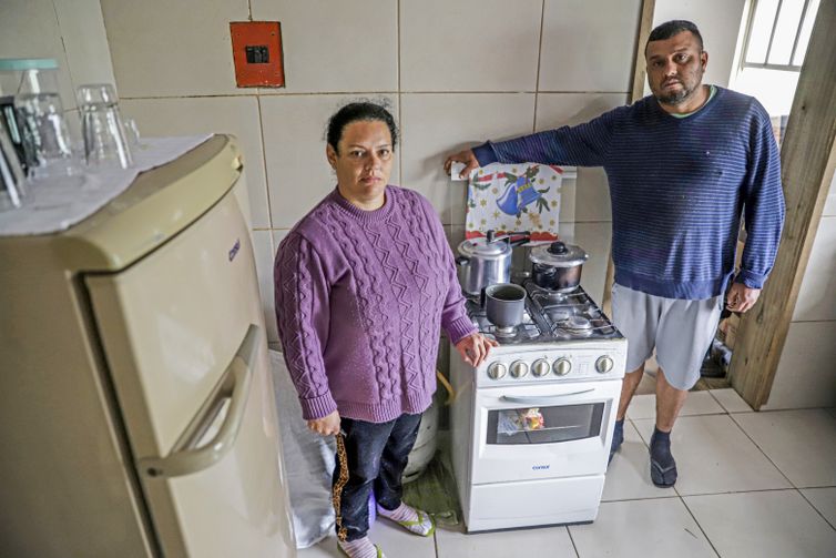 Bruno Peres/Agência Brasil Sarandi (RS), 24/06/2024 - Lisiane Correia e o seu marido Fábio Junior Quintera mostram fogão e geladeira dentro da sua casa que compraram com o auxílio do governo, após enchente que atingiu toda a região. Foto: Bruno Peres/Agência Brasil