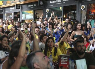 Torcida acompanha vitória da seleção brasileira com nervosismo