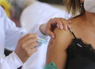 Rio: prefeitura nega ter aplicado doses vencidas da vacina AstraZeneca