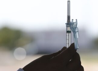 SP antecipa vacinação de adultos e anuncia doses para adolescentes