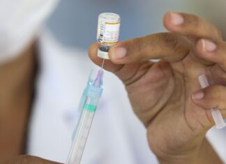 Em um ano de vacinação, quase 70% dos brasileiros já tomaram 2 doses