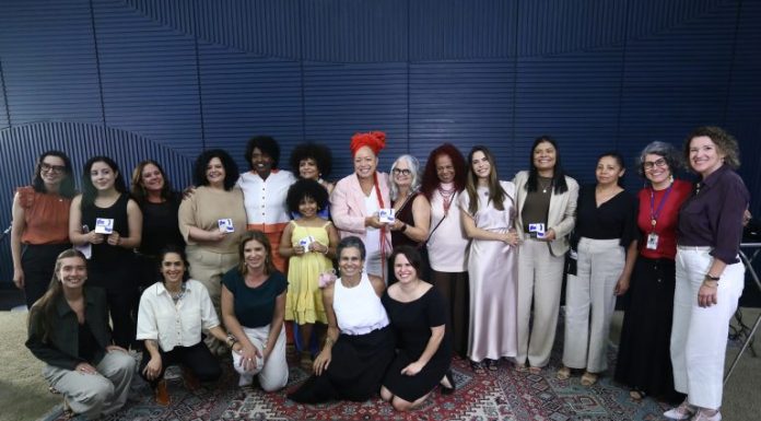 Vencedoras do concurso de obras audiovisuais “Pelo Fim da Violência contra a Mulher” recebem prêmio na Câmara Vencedoras do concurso de obras audiovisuais “Pelo Fim da Violência contra a Mulher” recebem prêmio na Câmara