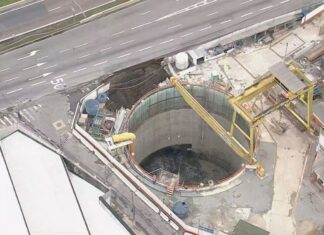 Obra do Metrô cede asfalto e forma cratera na Marginal Tietê em SP