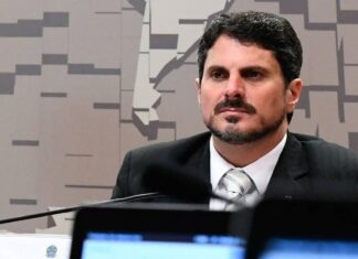 Moraes autoriza devolução de celular do senador Marcos do Val