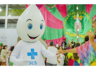 Zé Gotinha grava clipe de samba-enredo na quadra da Mangueira